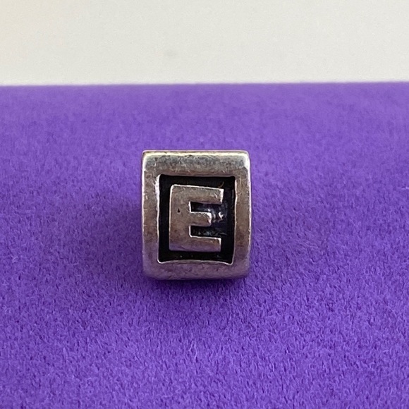 💛 Pandora Sterling Silver Letter E Charm - Picture 1 of 3